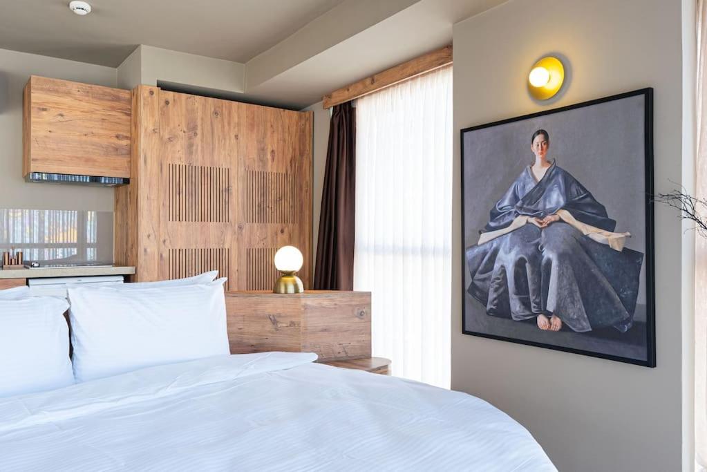 Modern & Authentic Houses - King Bed - Center