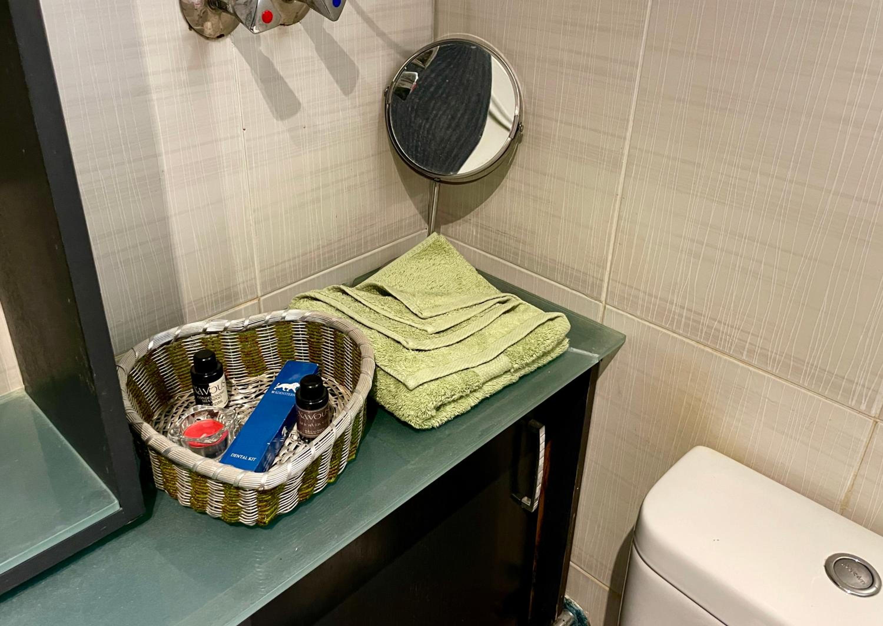 2BR Apartment with Private Garden in Downtown Rehab Near Malls