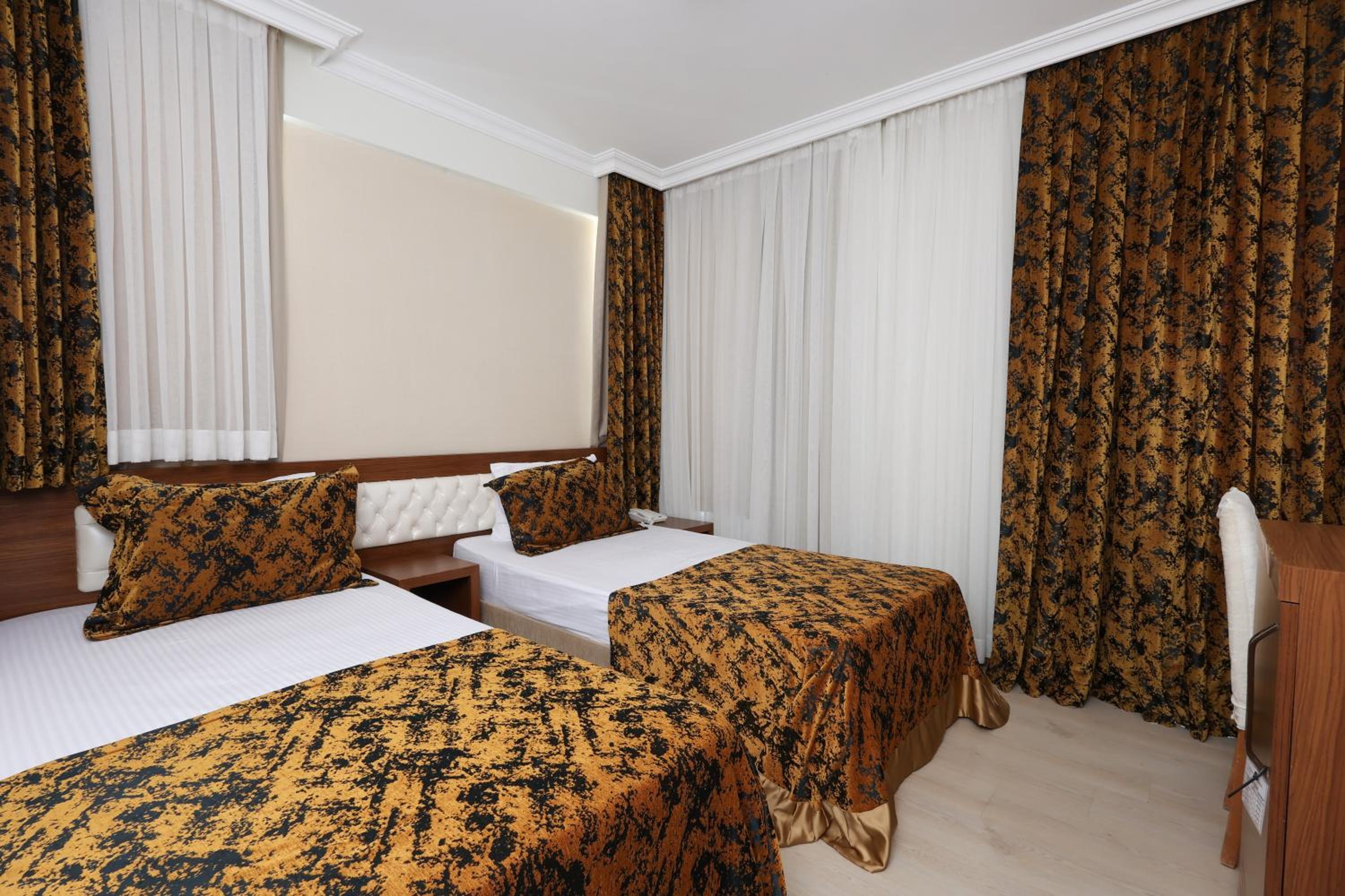 The Corner Park Hotel - Image 32