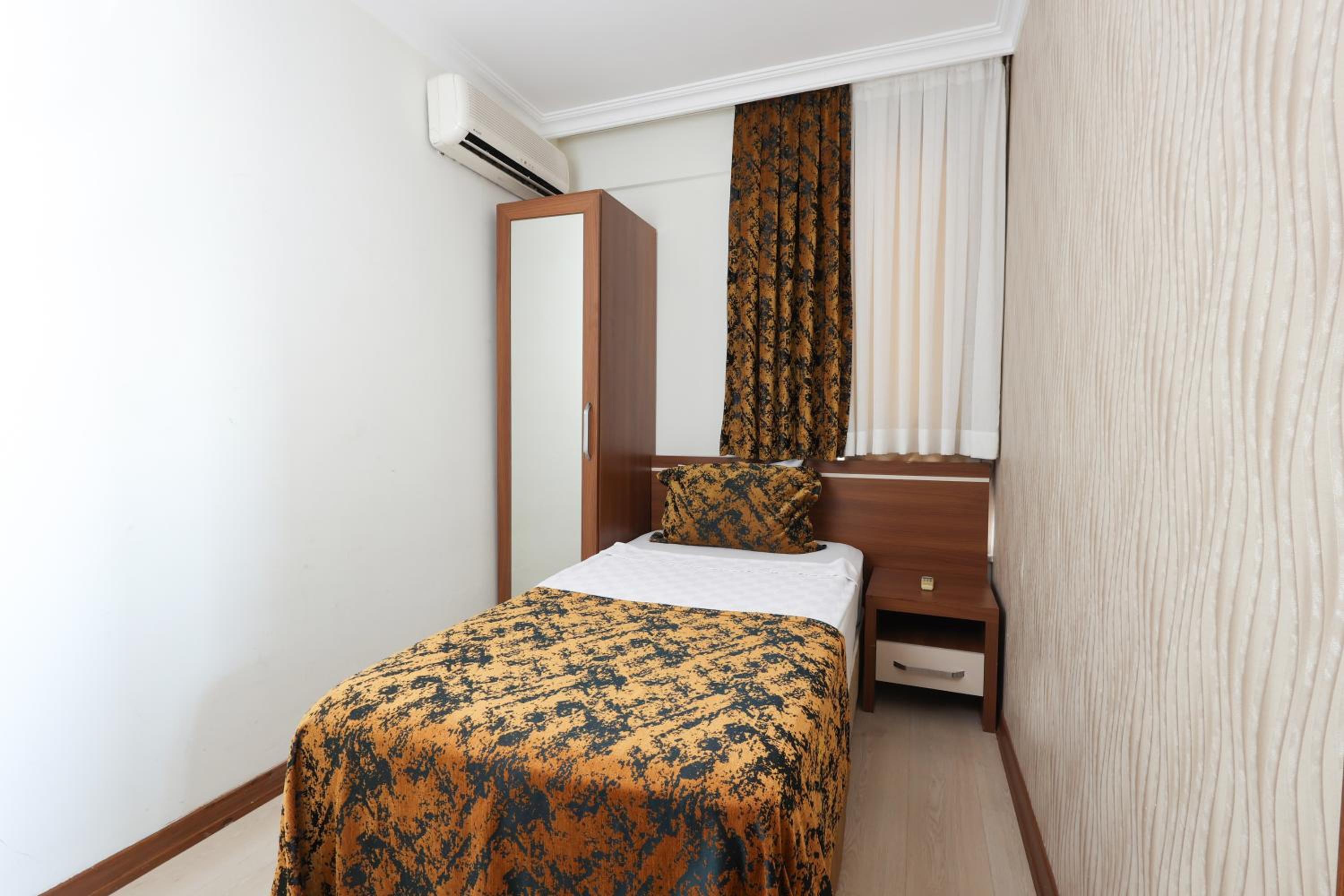 The Corner Park Hotel - Image 23