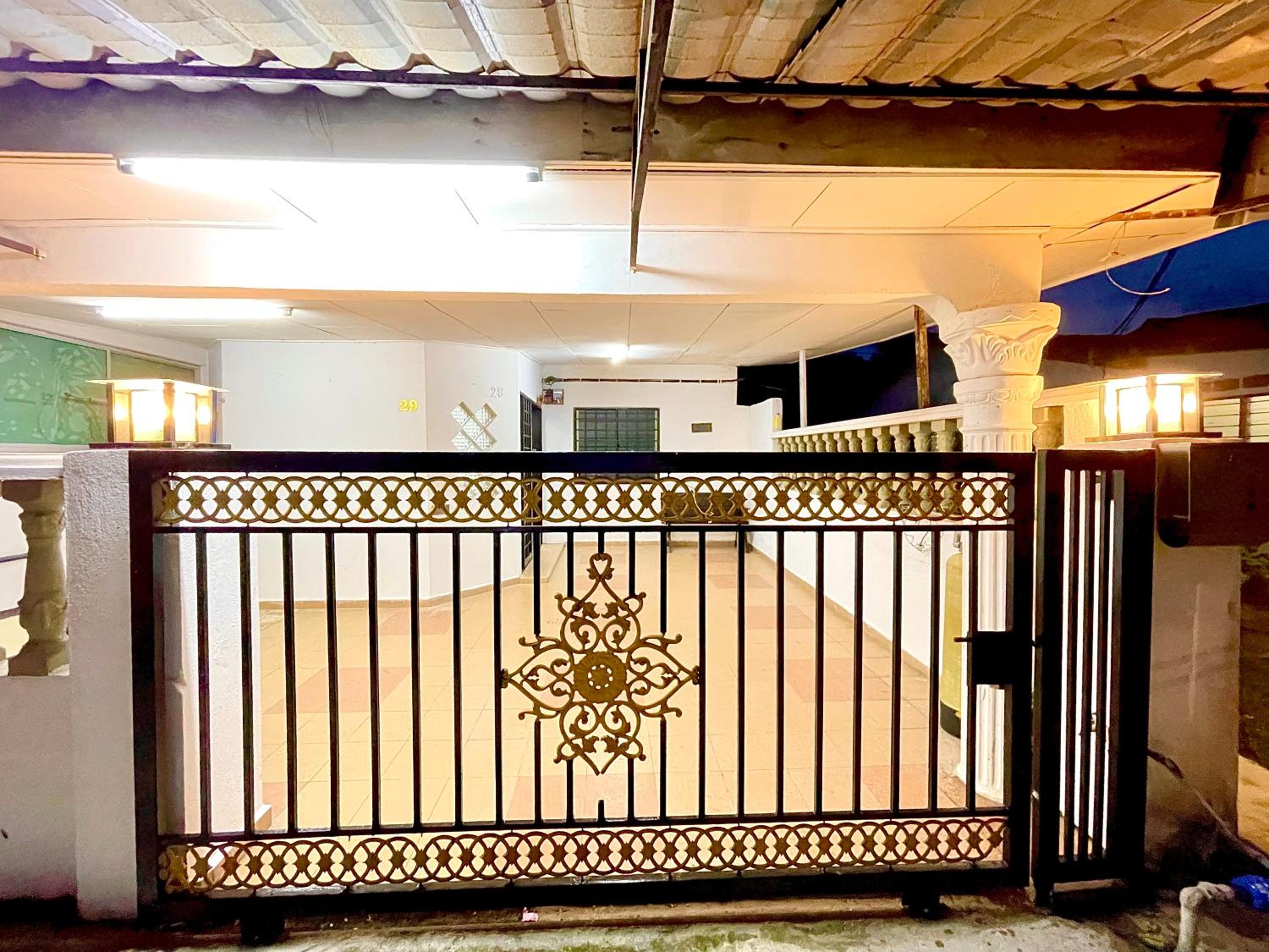 Home in Sepang, Homestay Mokhzan
