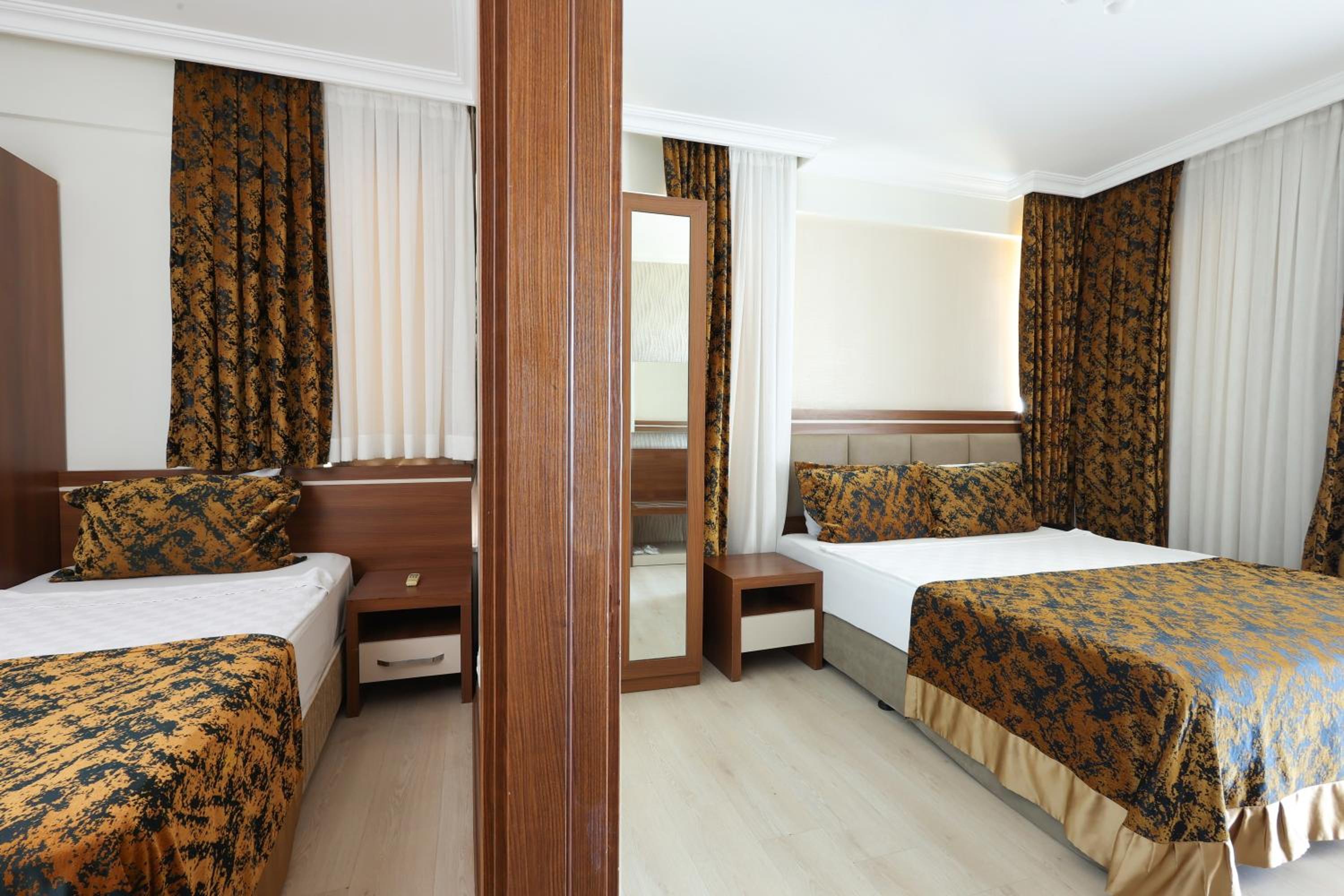 The Corner Park Hotel - Image 24