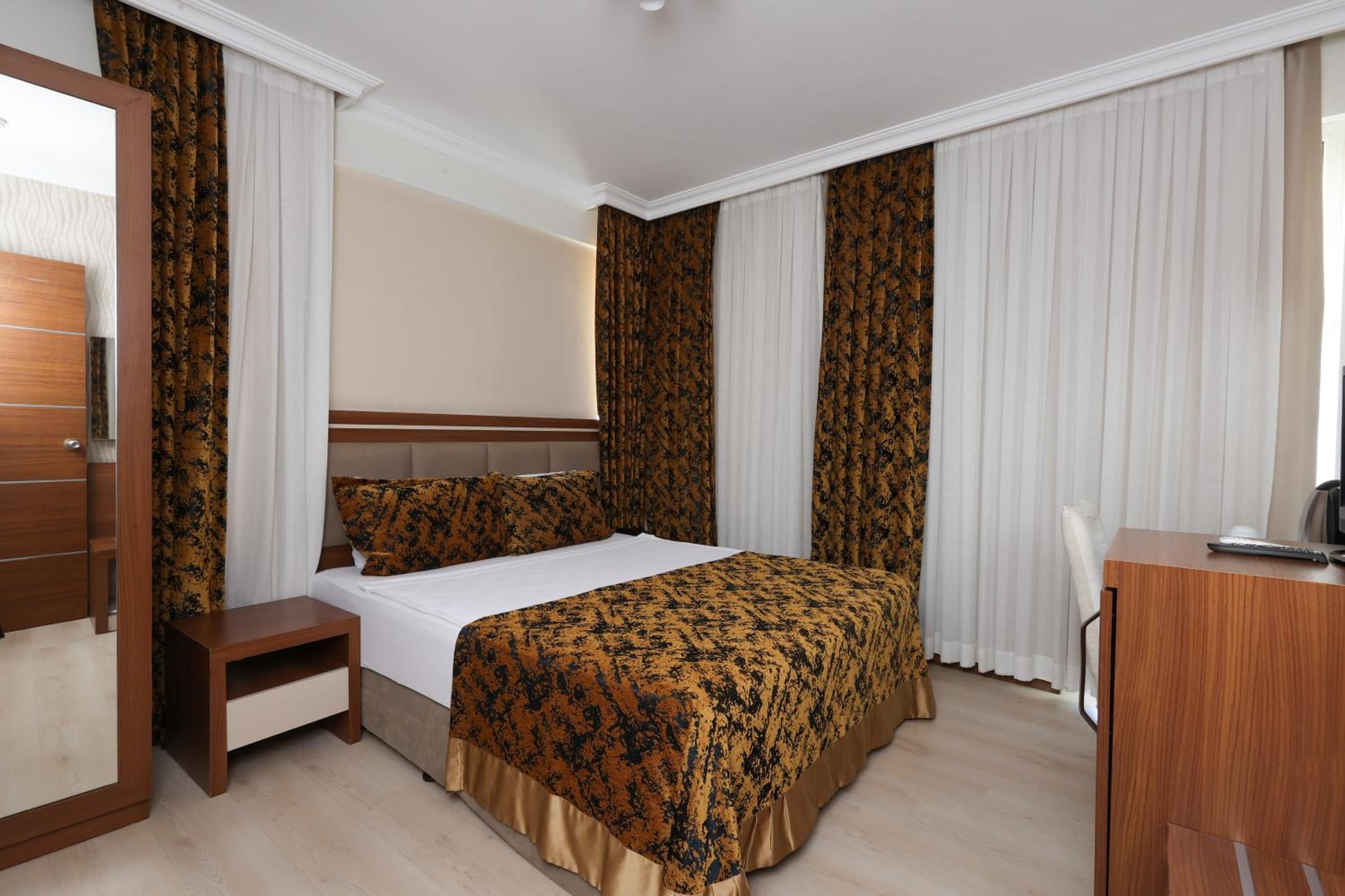 The Corner Park Hotel - Image 25