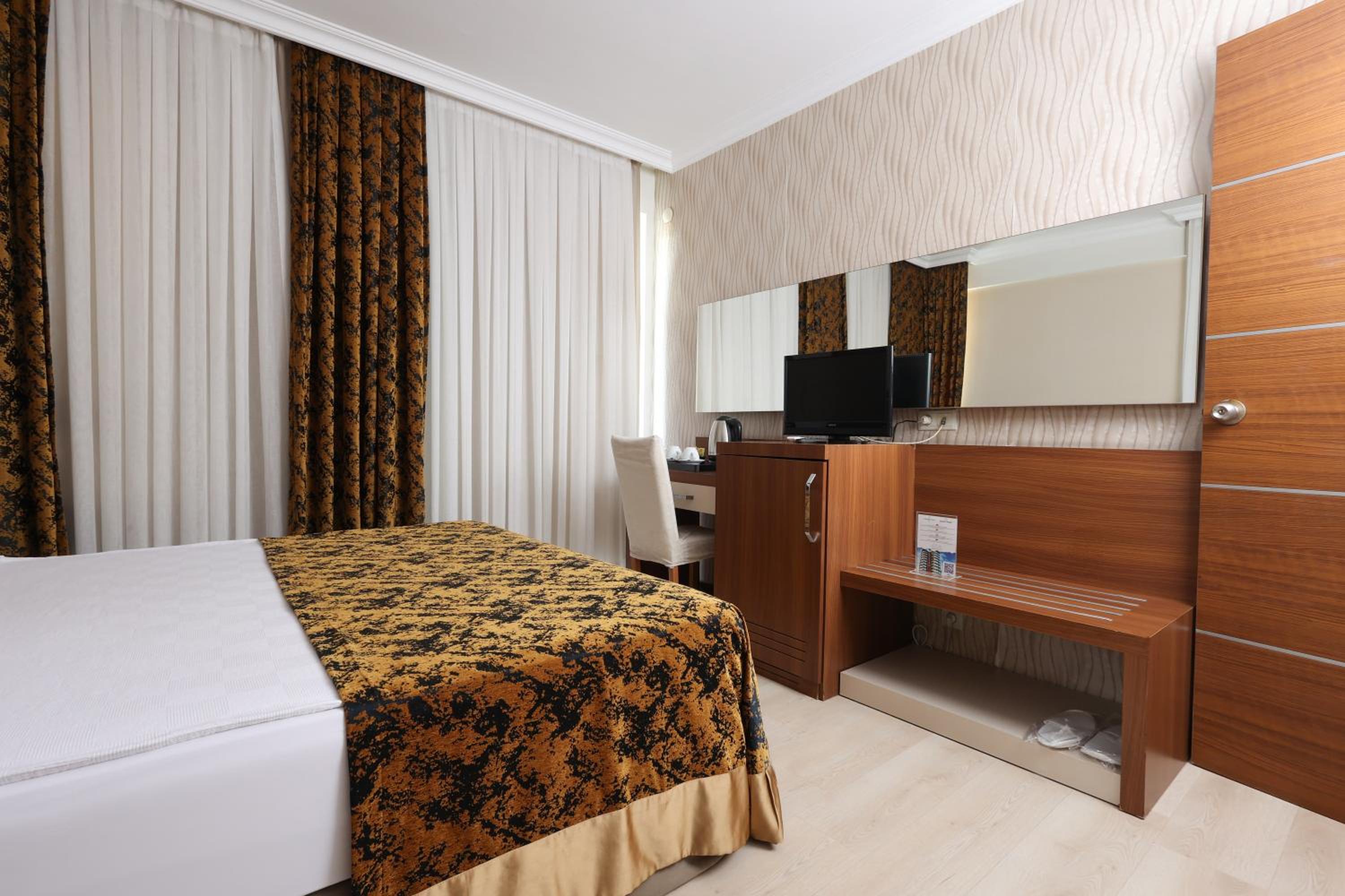 The Corner Park Hotel - Image 8