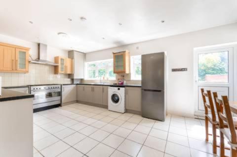 Modern Spacious 4-Bed House