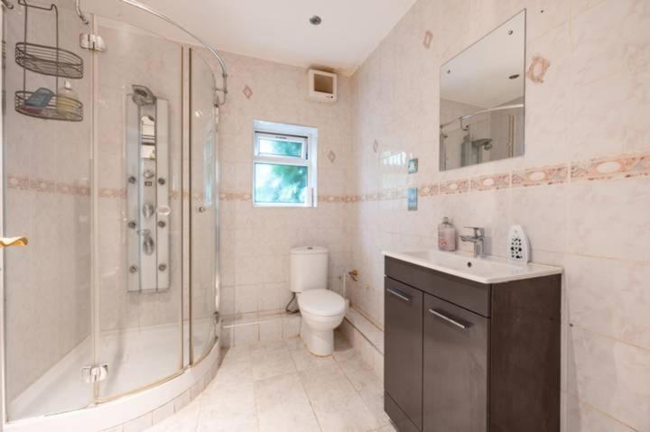 Modern Spacious 4-Bed House