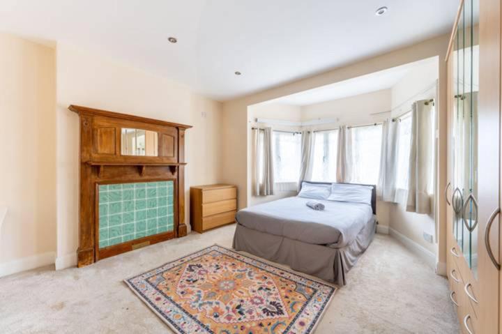 Modern Spacious 4-Bed House