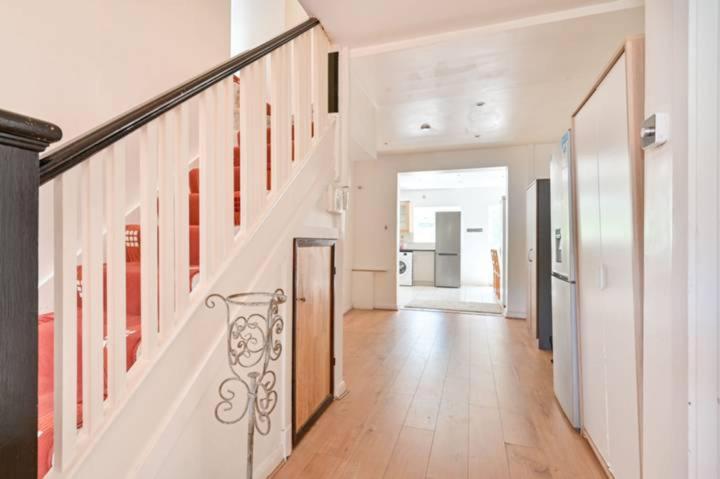 Modern Spacious 4-Bed House