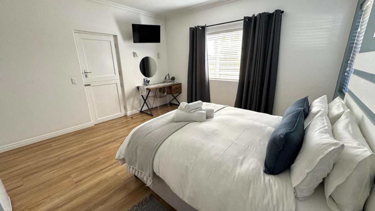 Plett57 - Self Catering - Room No1 - Image 5