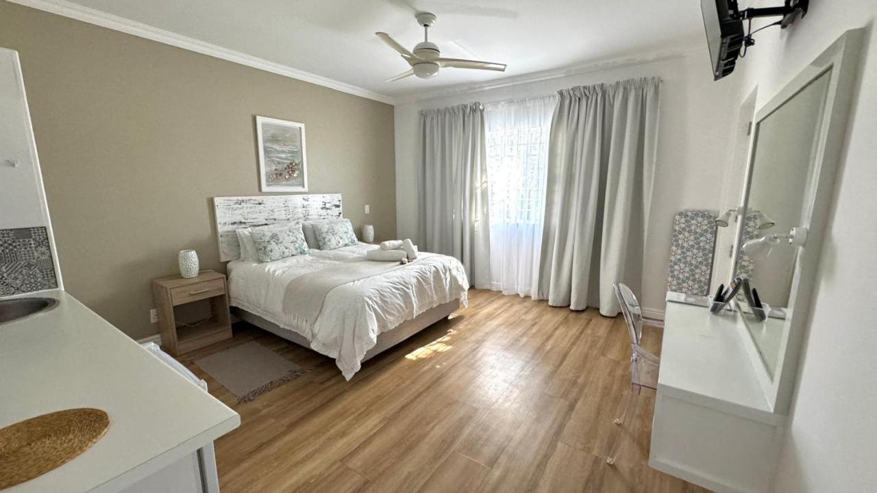 Plett57 - Self Catering - Room No2 - Image 5