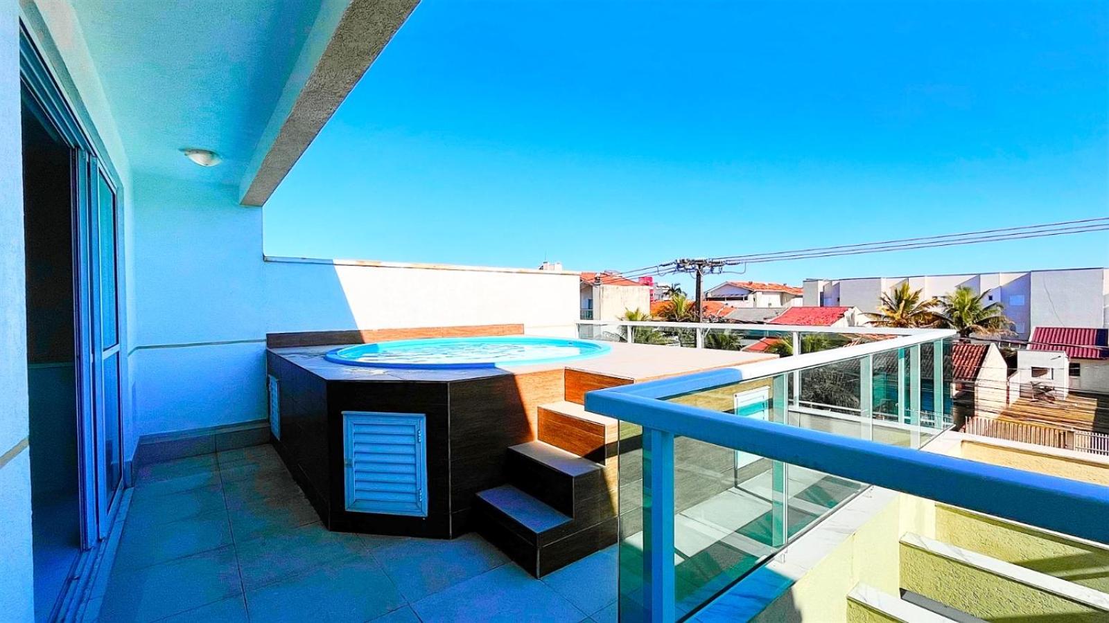 Triplex com piscina 150m do mar
