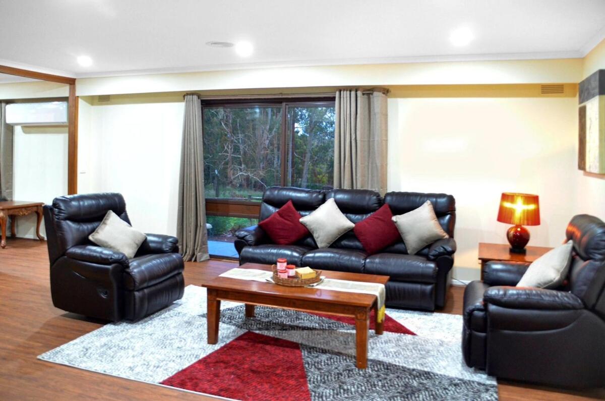 The Timboon Villa - 5 bedroom home