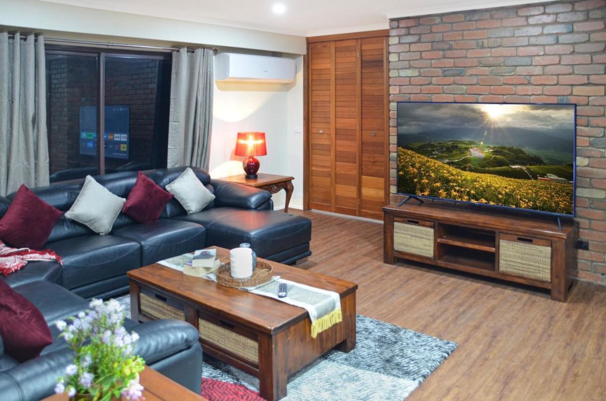 The Timboon Villa - 5 bedroom home