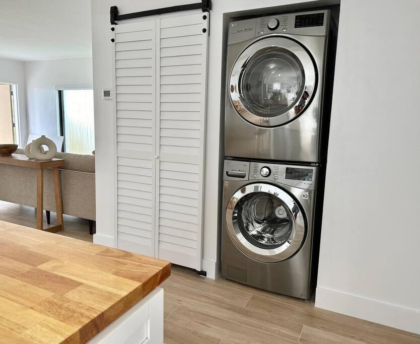 POOL Sleeps 8 Mins to Calle 8 SoBe Brickell