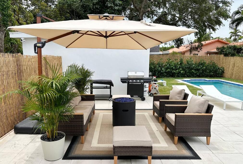 POOL Sleeps 8 Mins to Calle 8 SoBe Brickell