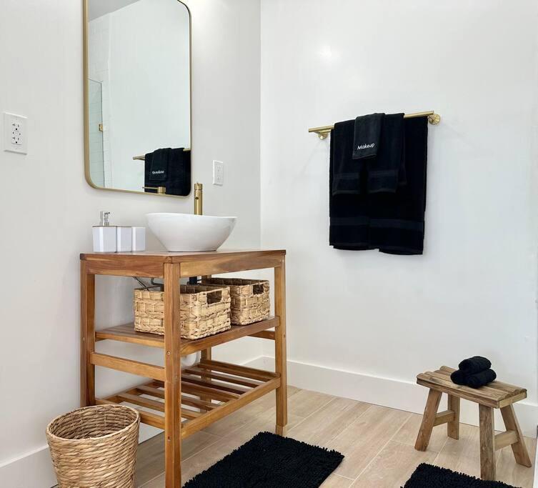 POOL Sleeps 8 Mins to Calle 8 SoBe Brickell