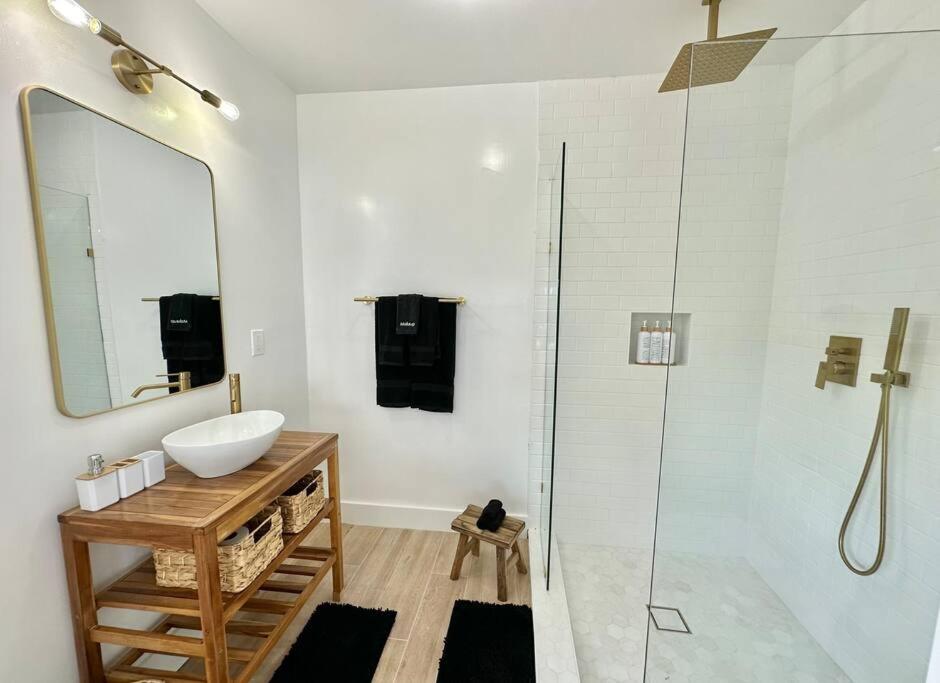 POOL Sleeps 8 Mins to Calle 8 SoBe Brickell