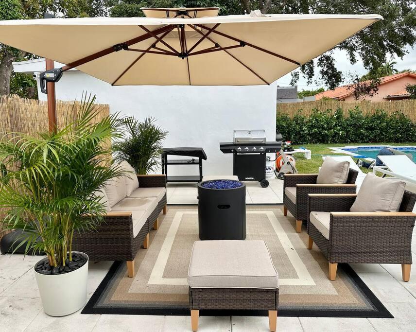 POOL Sleeps 8 Mins to Calle 8 SoBe Brickell