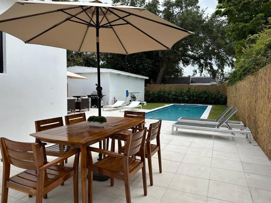 POOL Sleeps 8 Mins to Calle 8 SoBe Brickell