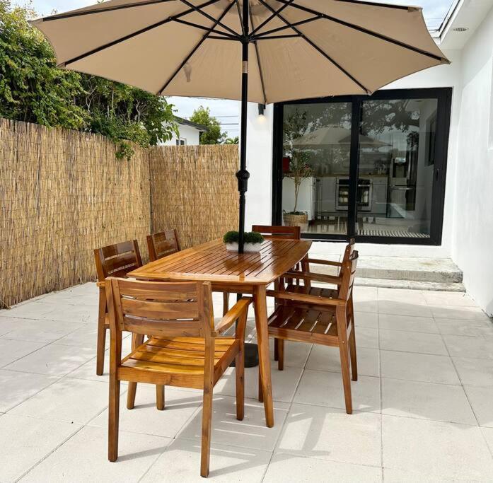 POOL Sleeps 8 Mins to Calle 8 SoBe Brickell
