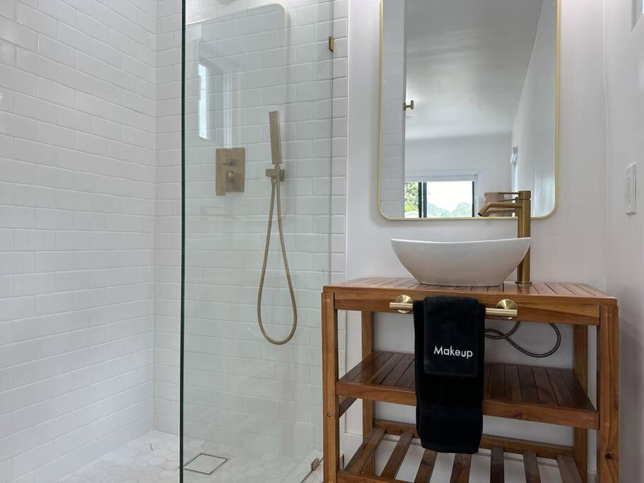 POOL Sleeps 8 Mins to Calle 8 SoBe Brickell