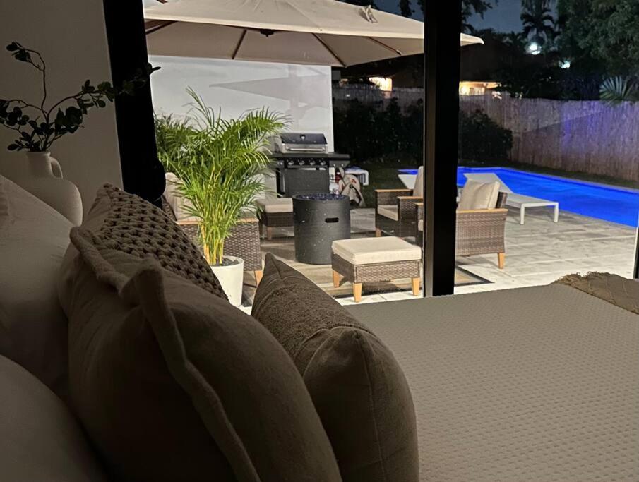 POOL Sleeps 8 Mins to Calle 8 SoBe Brickell