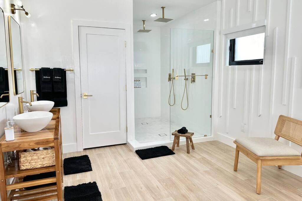 POOL Sleeps 8 Mins to Calle 8 SoBe Brickell