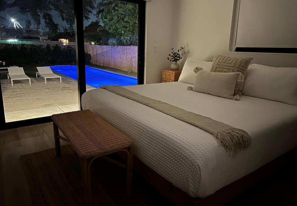 POOL Sleeps 8 Mins to Calle 8 SoBe Brickell