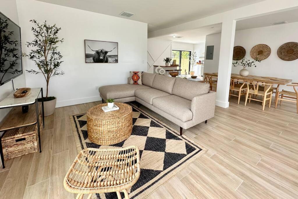 POOL Sleeps 8 Mins to Calle 8 SoBe Brickell