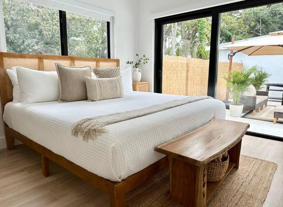POOL Sleeps 8 Mins to Calle 8 SoBe Brickell