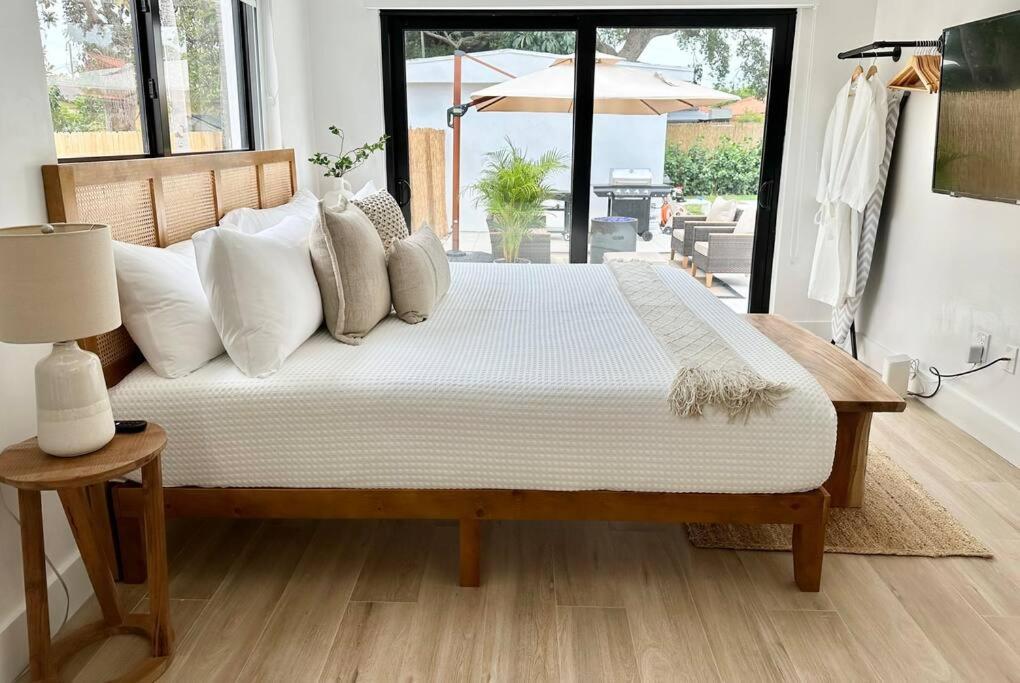 POOL Sleeps 8 Mins to Calle 8 SoBe Brickell