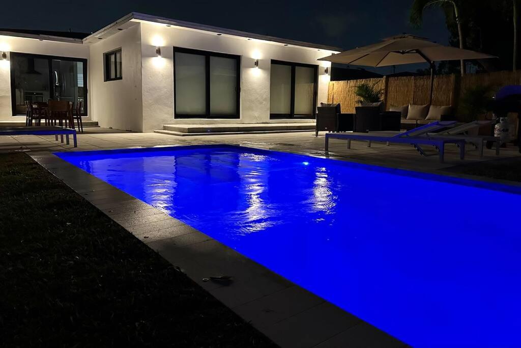 POOL Sleeps 8 Mins to Calle 8 SoBe Brickell