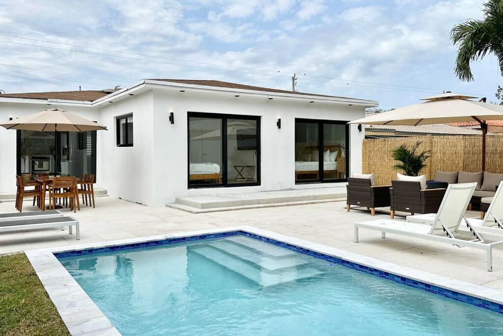 POOL Sleeps 8 Mins to Calle 8 SoBe Brickell