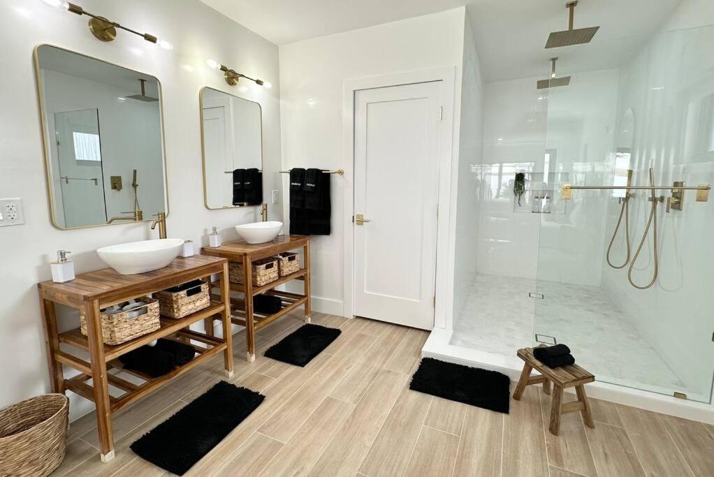 POOL Sleeps 8 Mins to Calle 8 SoBe Brickell