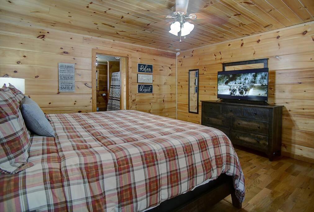 Great views-King beds-WIFI-ample parking-games view 4