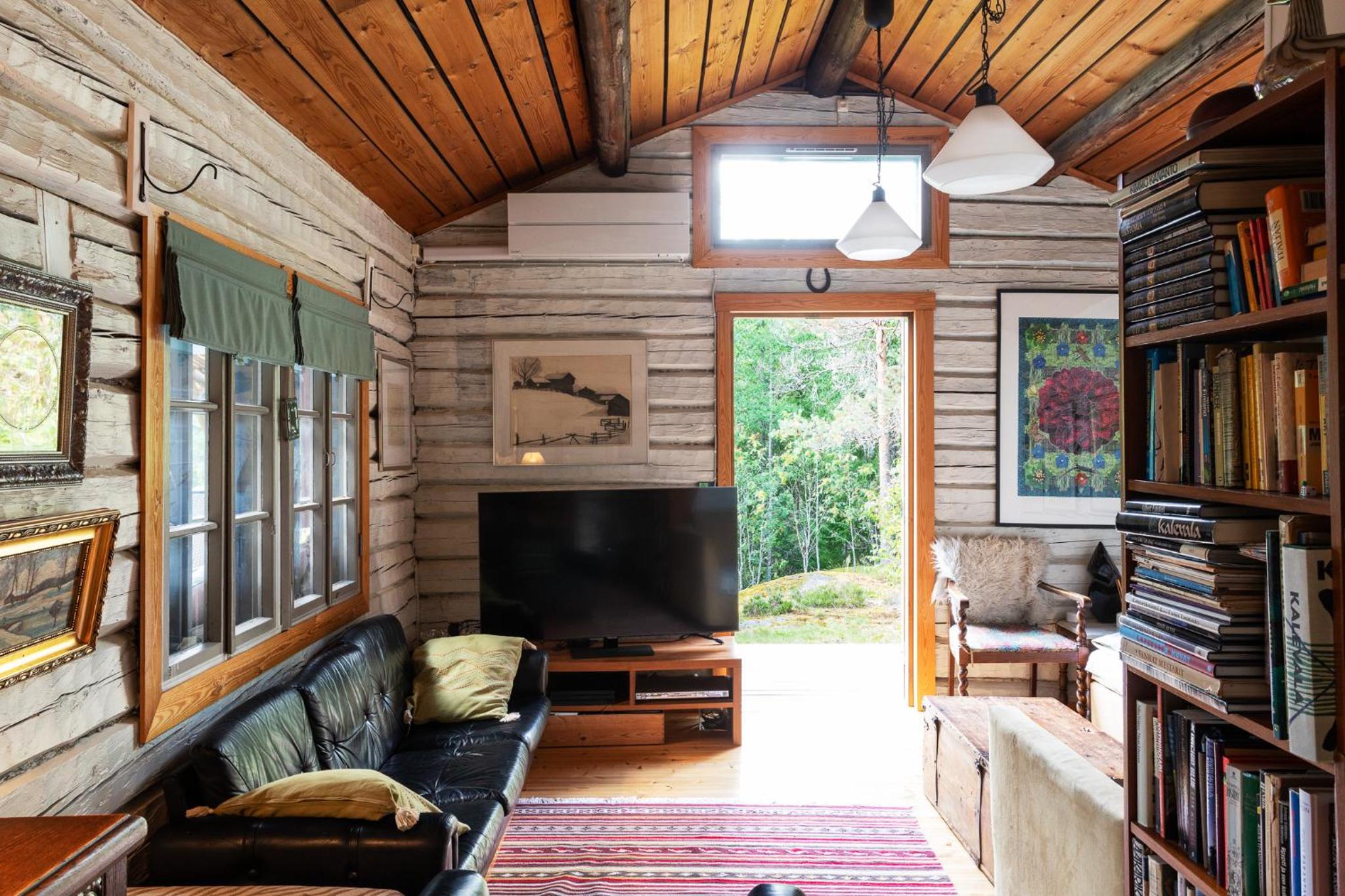 Sirpa's Artistic Nuuksio Retreat with Heated Pool