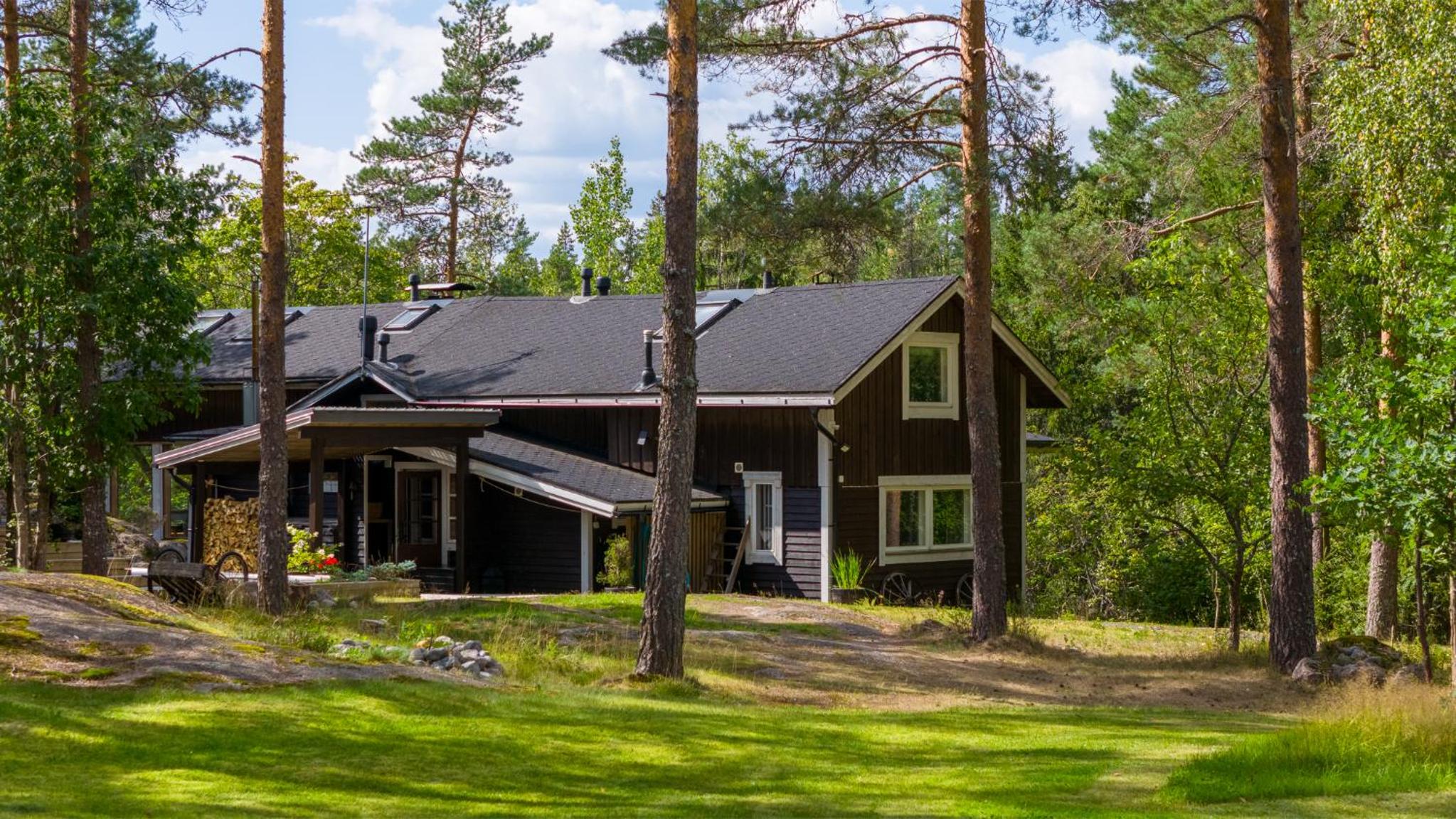 Sirpa's Artistic Nuuksio Retreat with Heated Pool