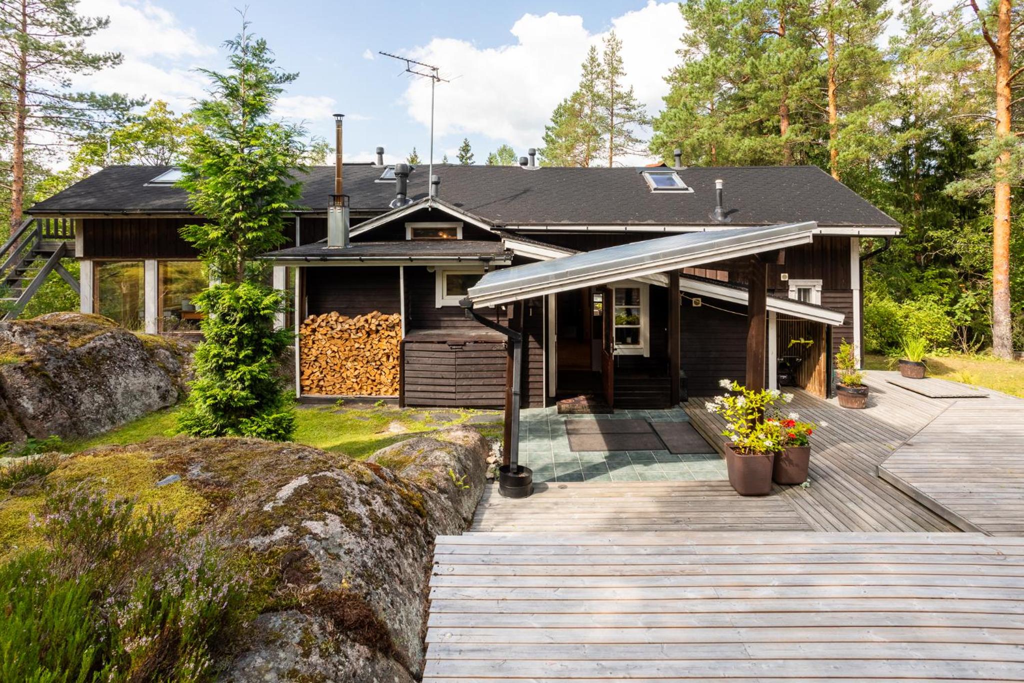 Sirpa's Artistic Nuuksio Retreat with Heated Pool