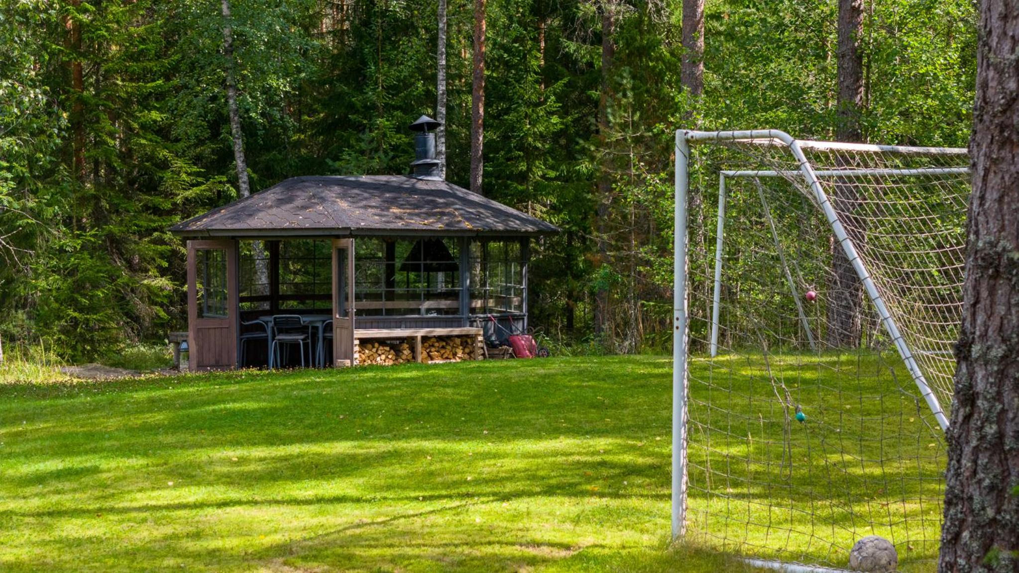 Sirpa's Artistic Nuuksio Retreat with Heated Pool