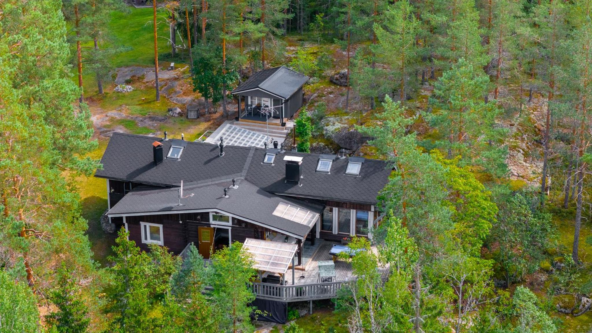 Sirpa's Artistic Nuuksio Retreat with Heated Pool