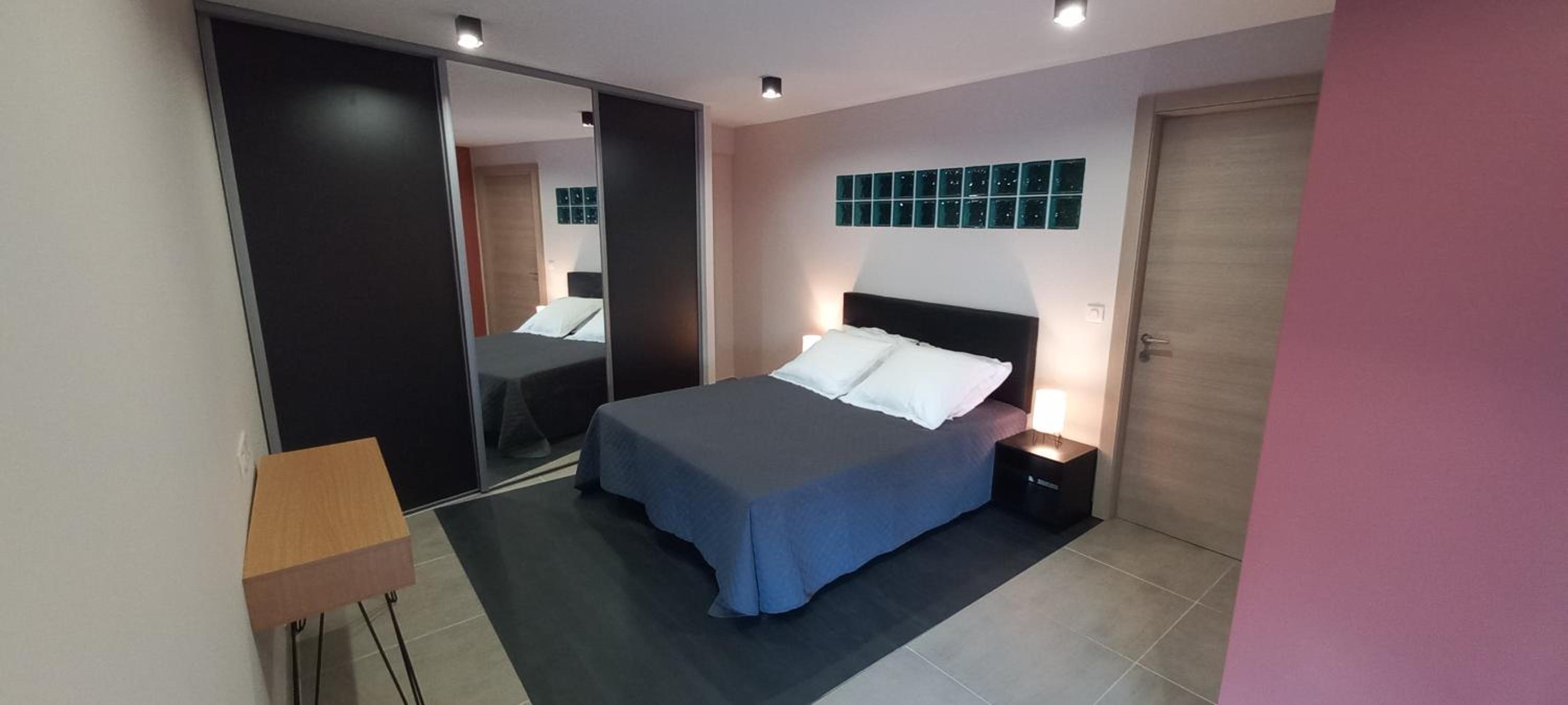 Luxueux appartement dans propriété contemporaine, jardin privatif, piscine