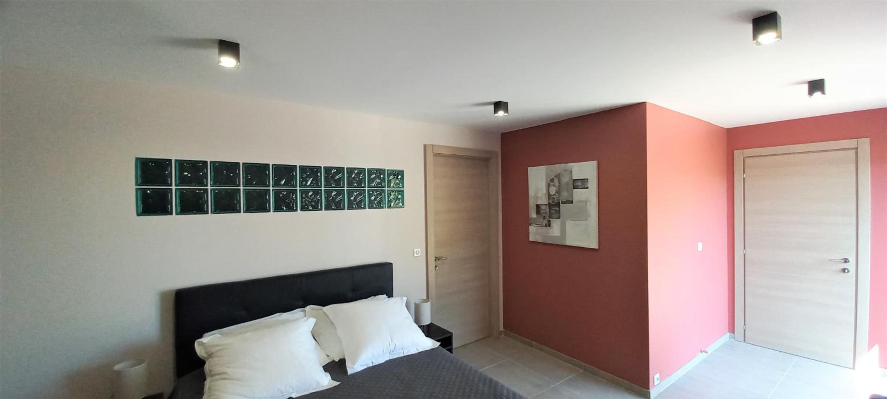 Luxueux appartement dans propriété contemporaine, jardin privatif, piscine