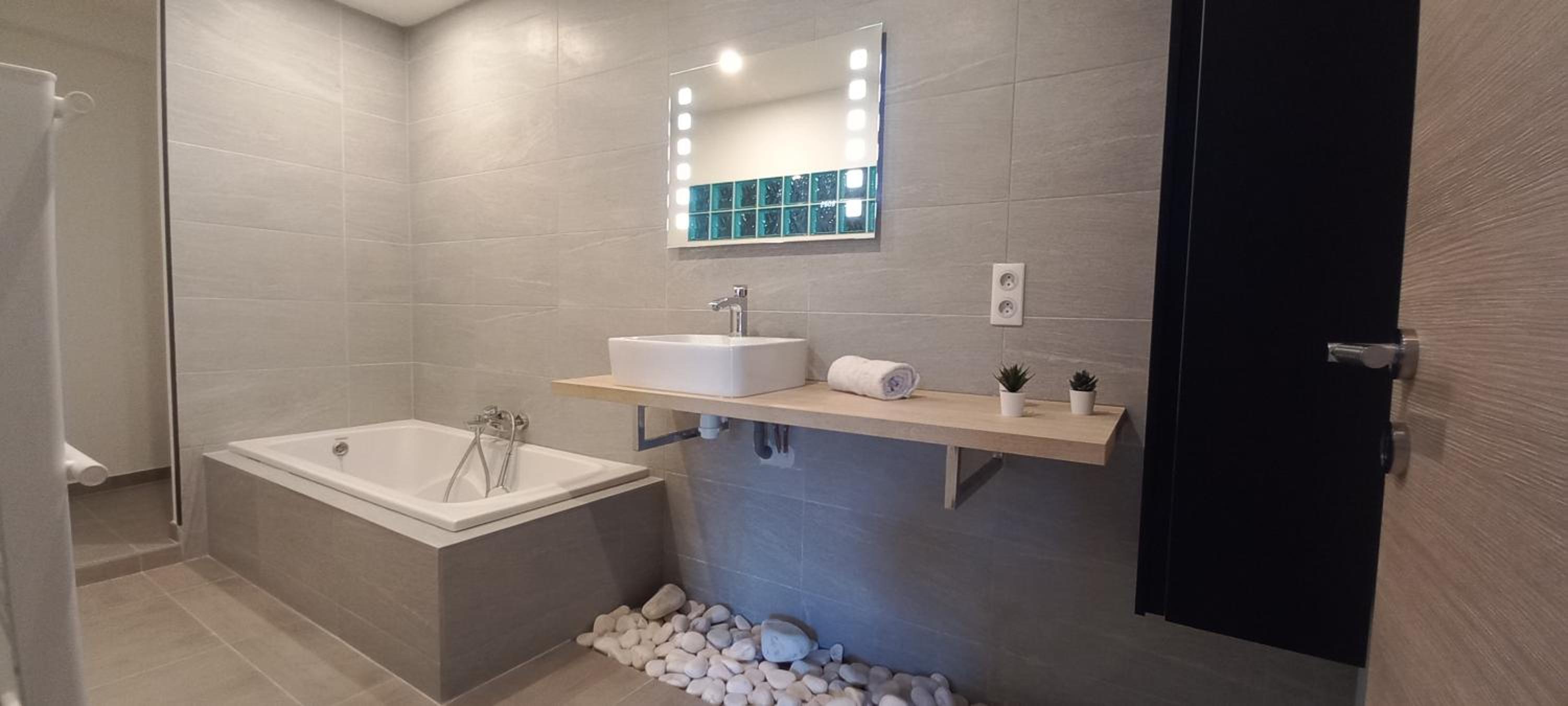 Luxueux appartement dans propriété contemporaine, jardin privatif, piscine