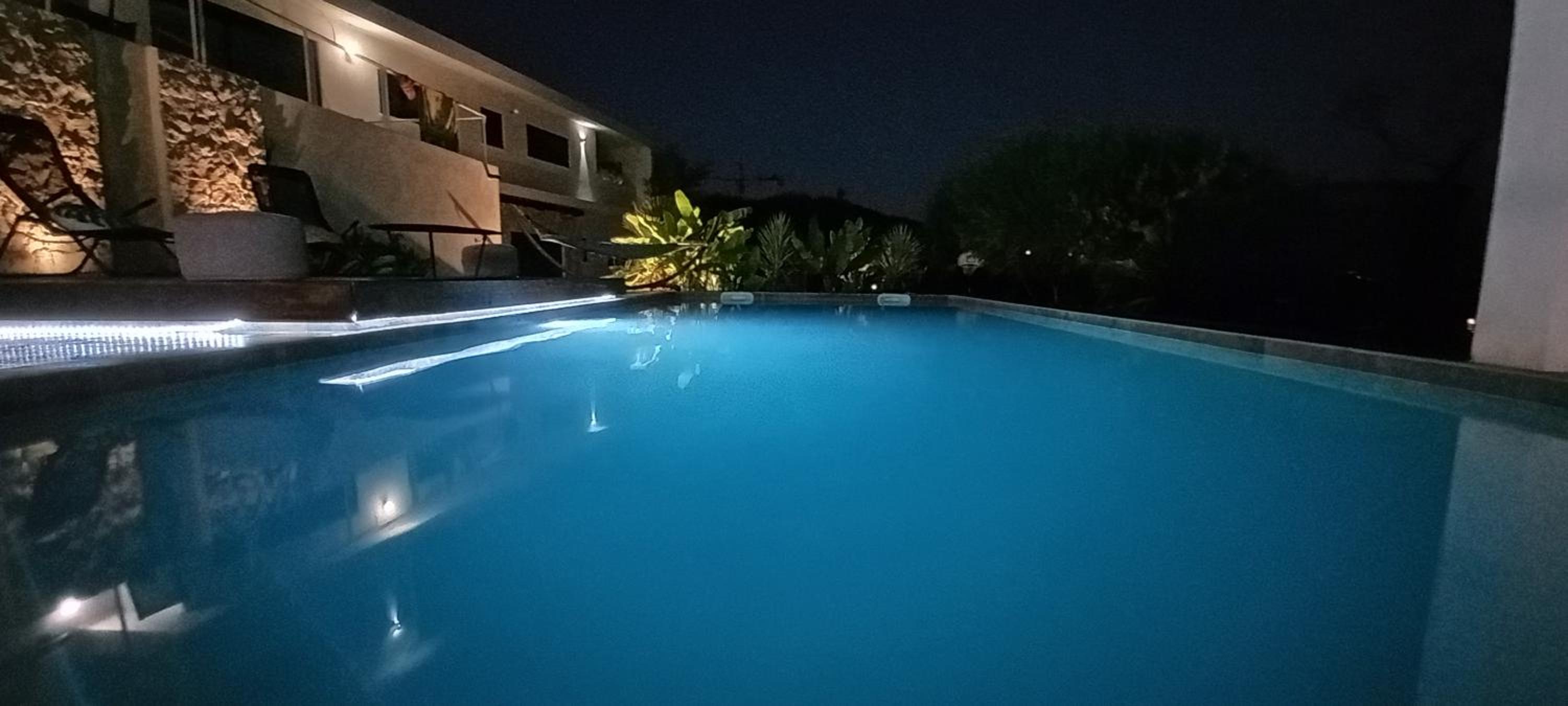 Luxueux appartement dans propriété contemporaine, jardin privatif, piscine