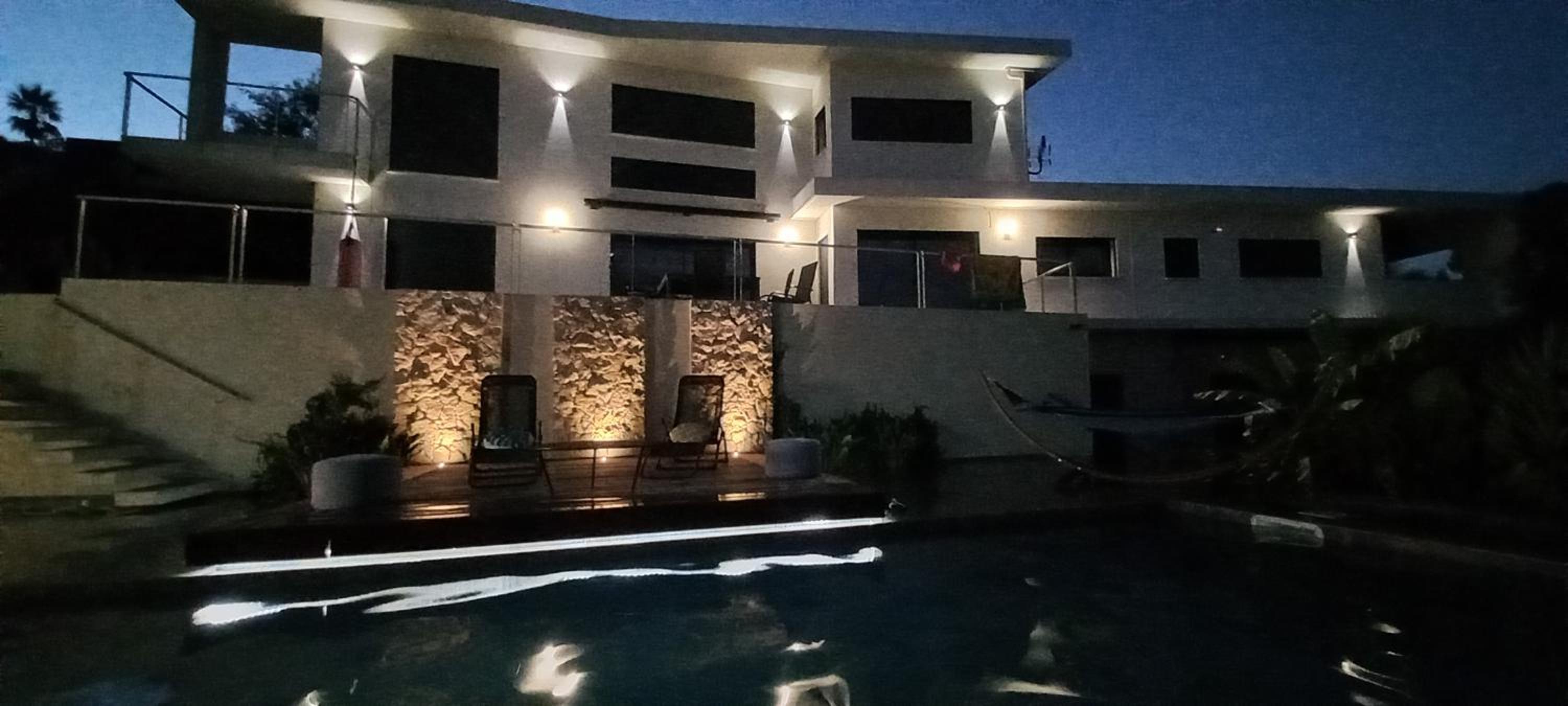 Luxueux appartement dans propriété contemporaine, jardin privatif, piscine