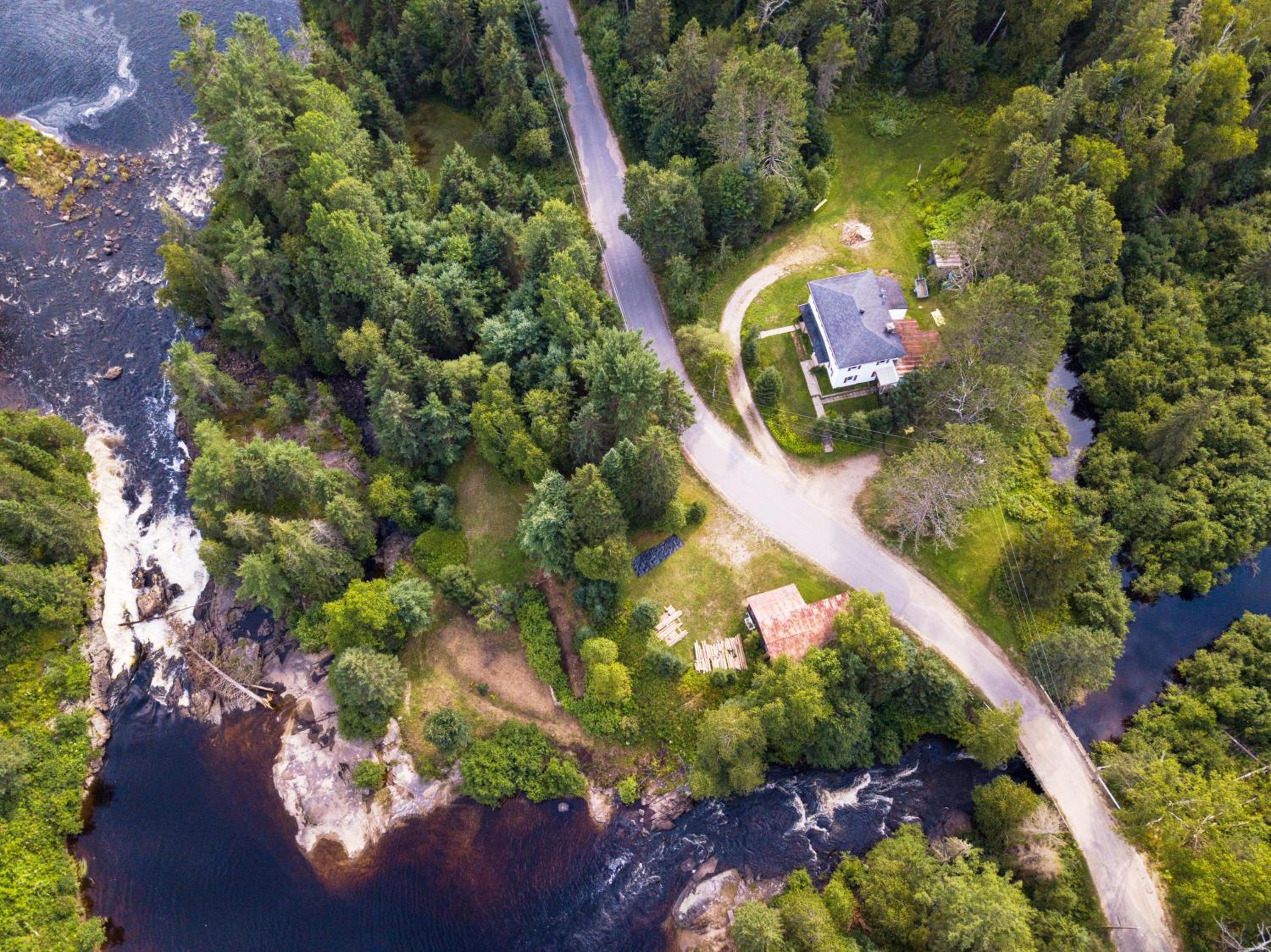 Domaine d'exception, bord de rivière, plage privée, spacieux chalet pour grande famille ou entre amis - activités, spa 10 places