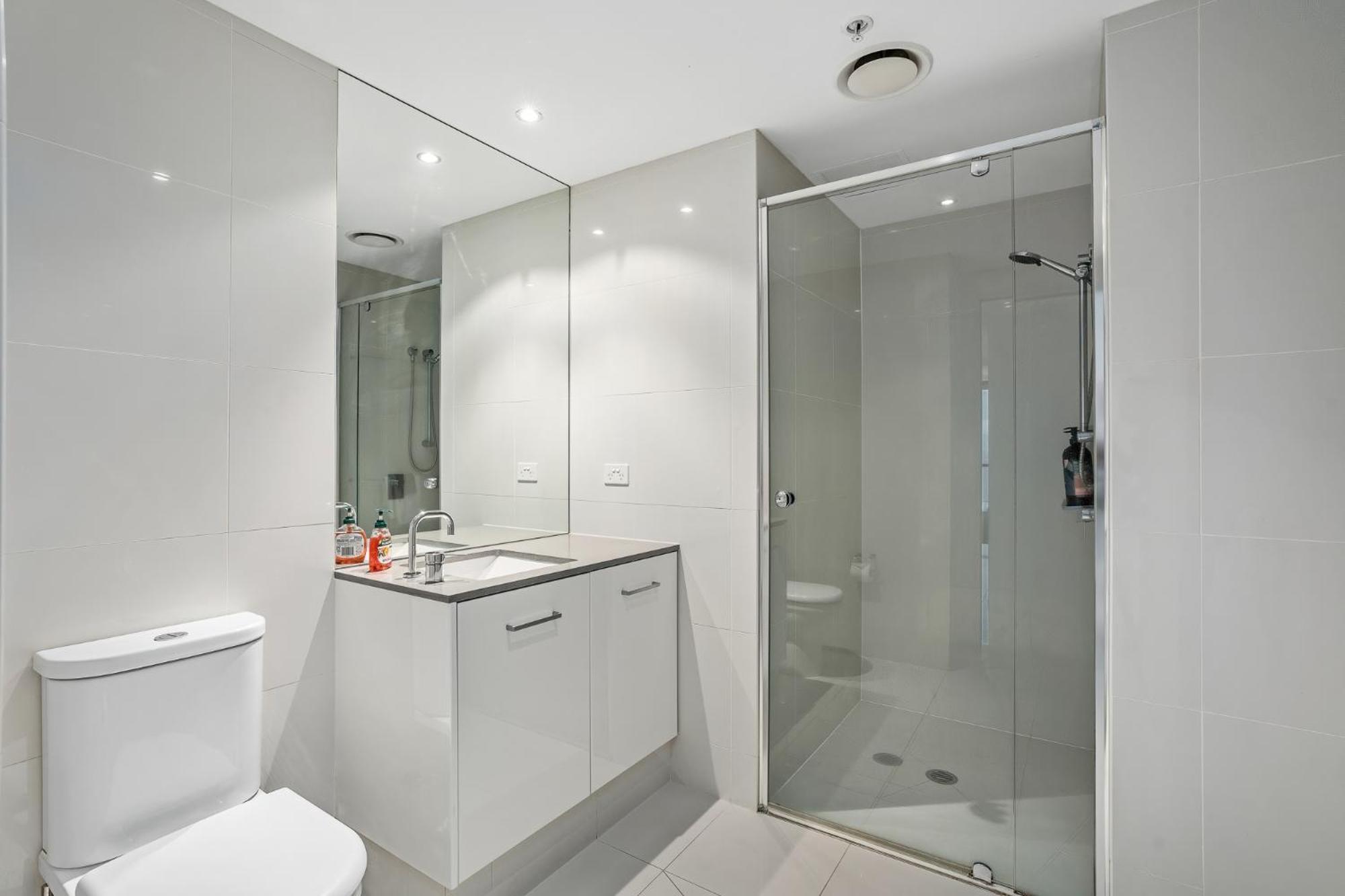 Surfers Paradise Retreat Stunning Views 2-BR Haven