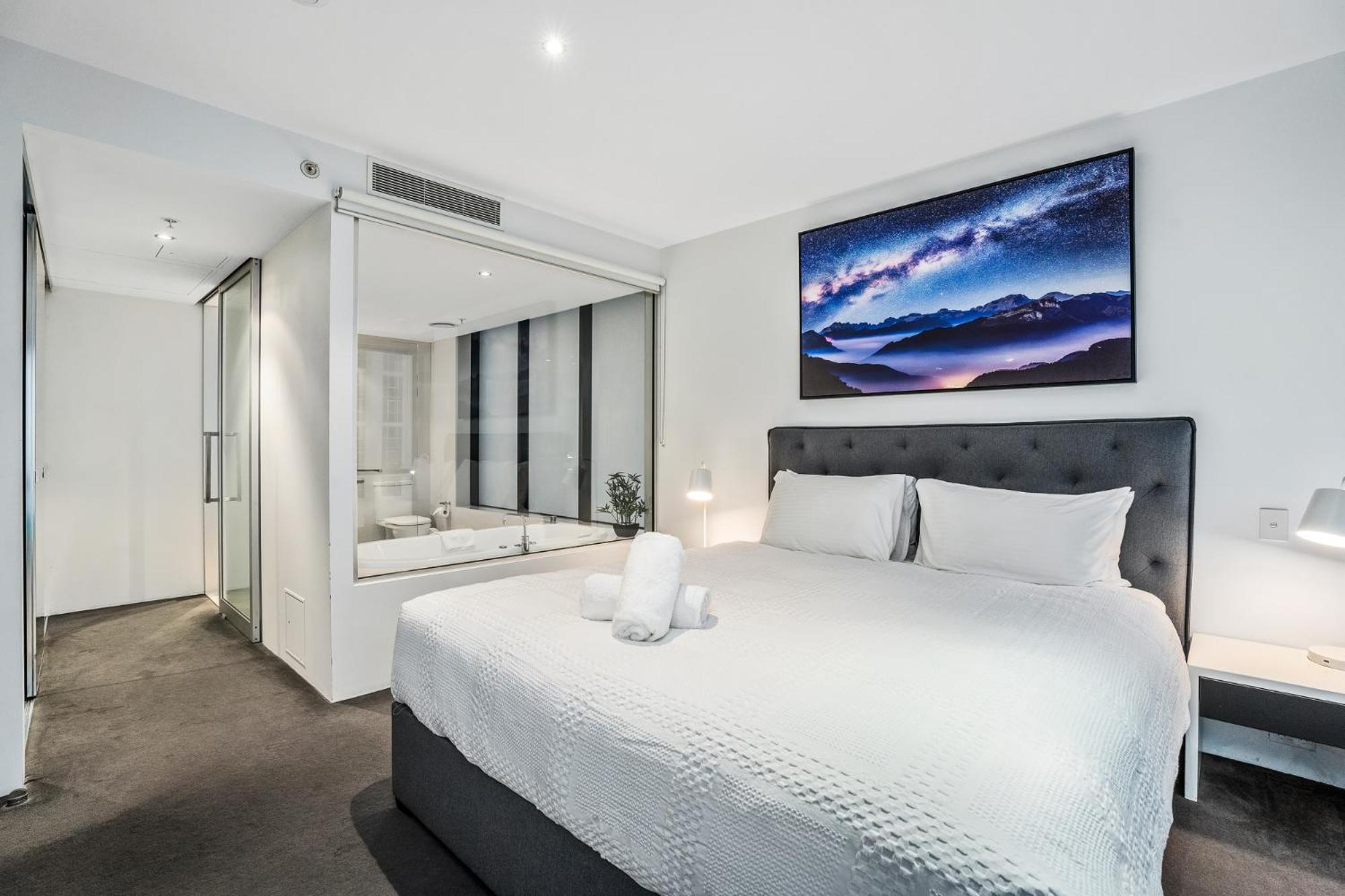 Surfers Paradise Retreat Stunning Views 2-BR Haven