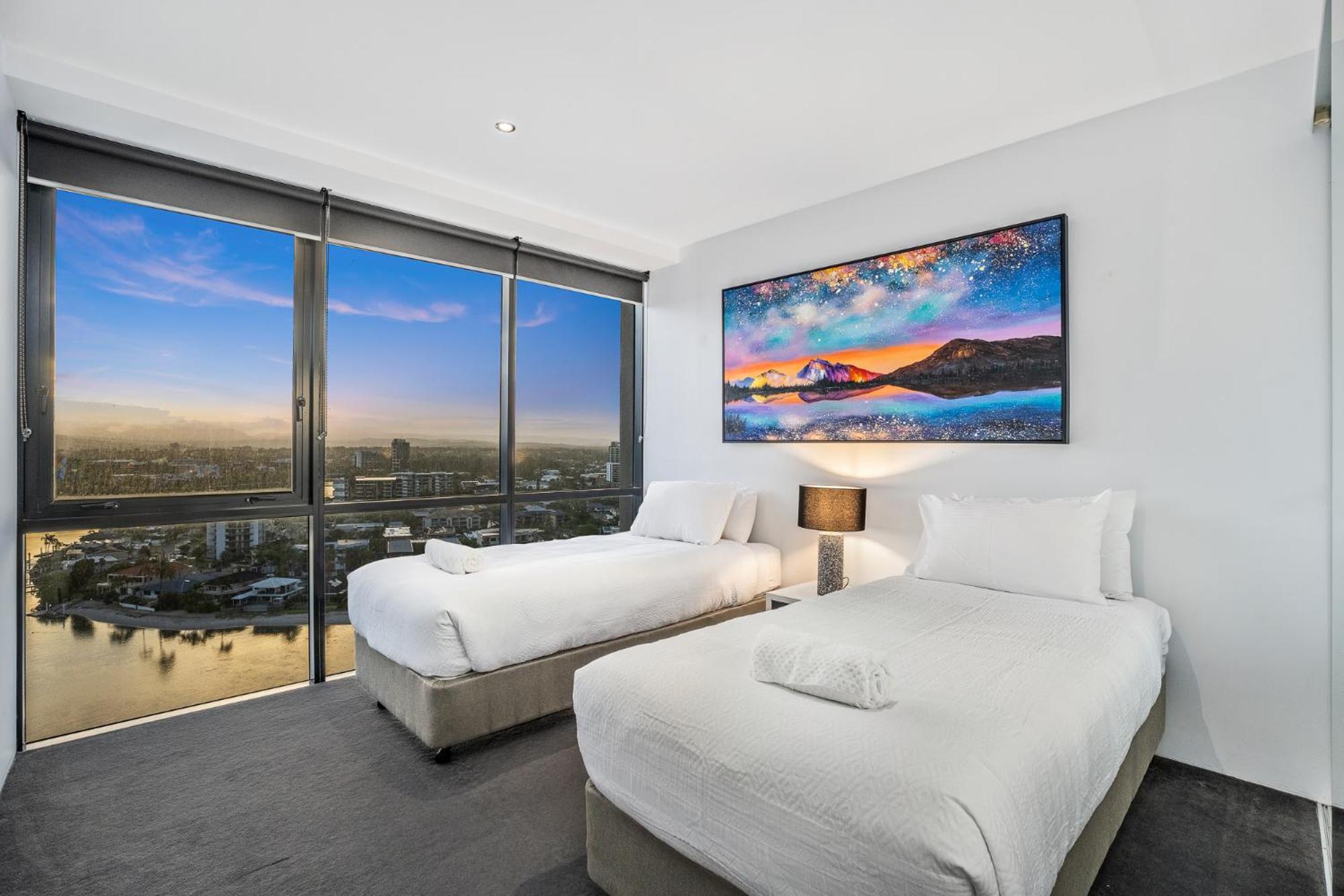 Surfers Paradise Retreat Stunning Views 2-BR Haven