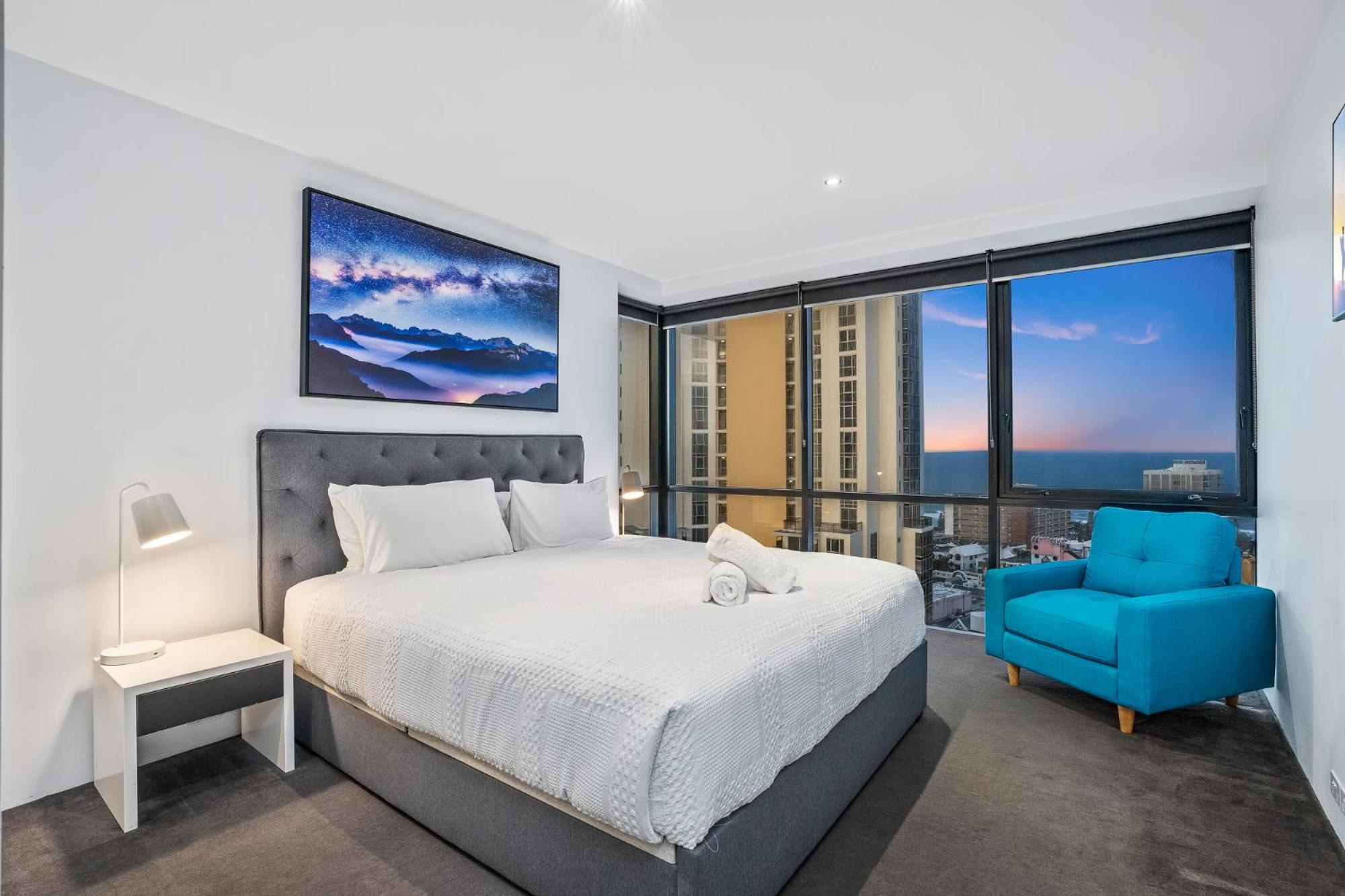 Surfers Paradise Retreat Stunning Views 2-BR Haven